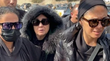 جنازة شقيق شيرين.. المئات يشيعون الجثمان بمسجد السيدة نفيسة في القاهرة